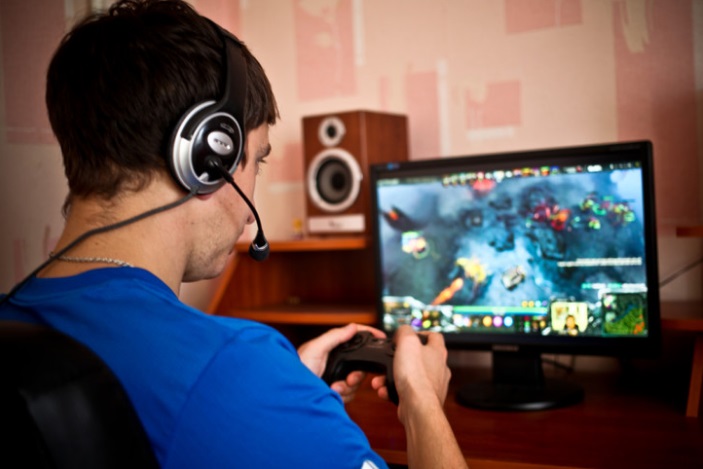 DGSE jeux vidéo : logo de la DGSE avec des icônes de jeux vidéo en réseau