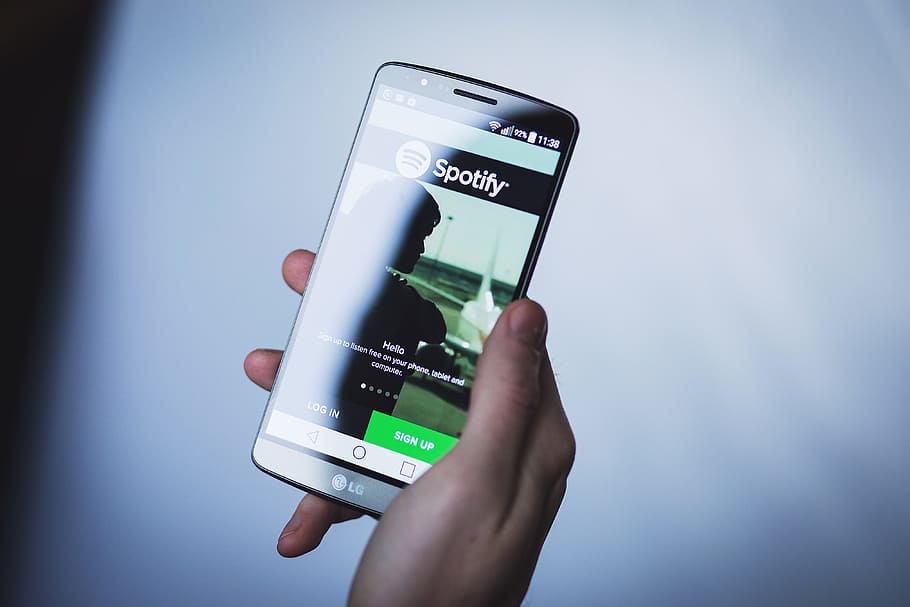 Un smartphone ouvert avec Spotify