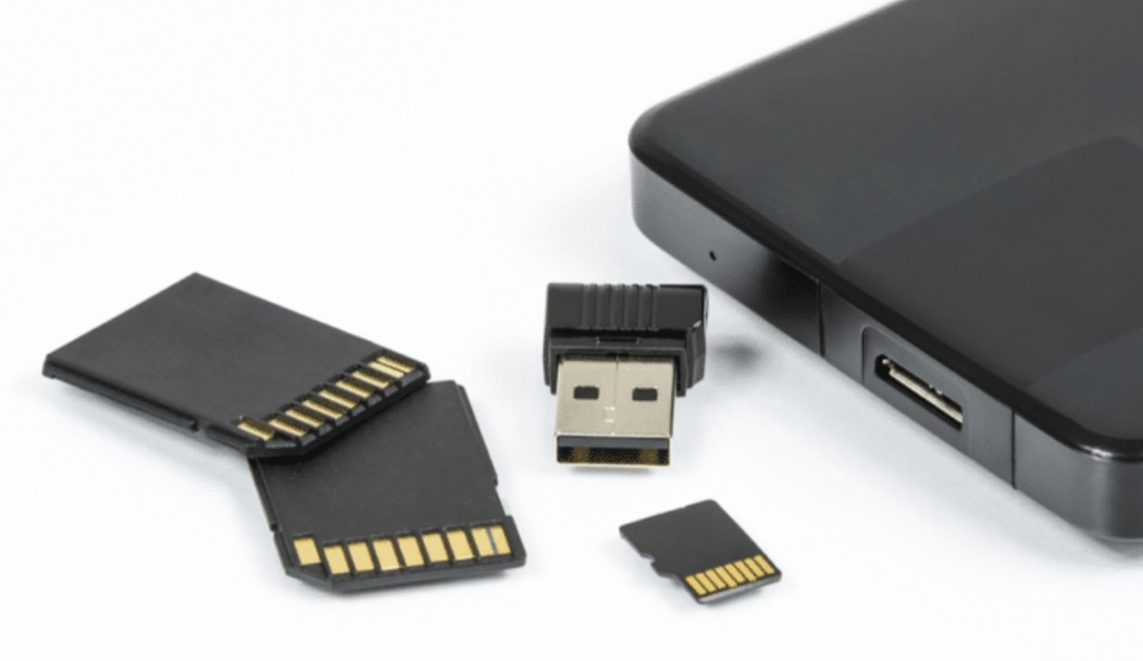 stockage de données : illustration des différents supports de stockage informatiques comme disque dur, cloud et clé USB