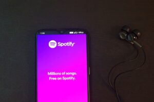 Spotify Podcast Ads : illustration de la technologie d'insertion d'annonces en streaming dans les podcasts