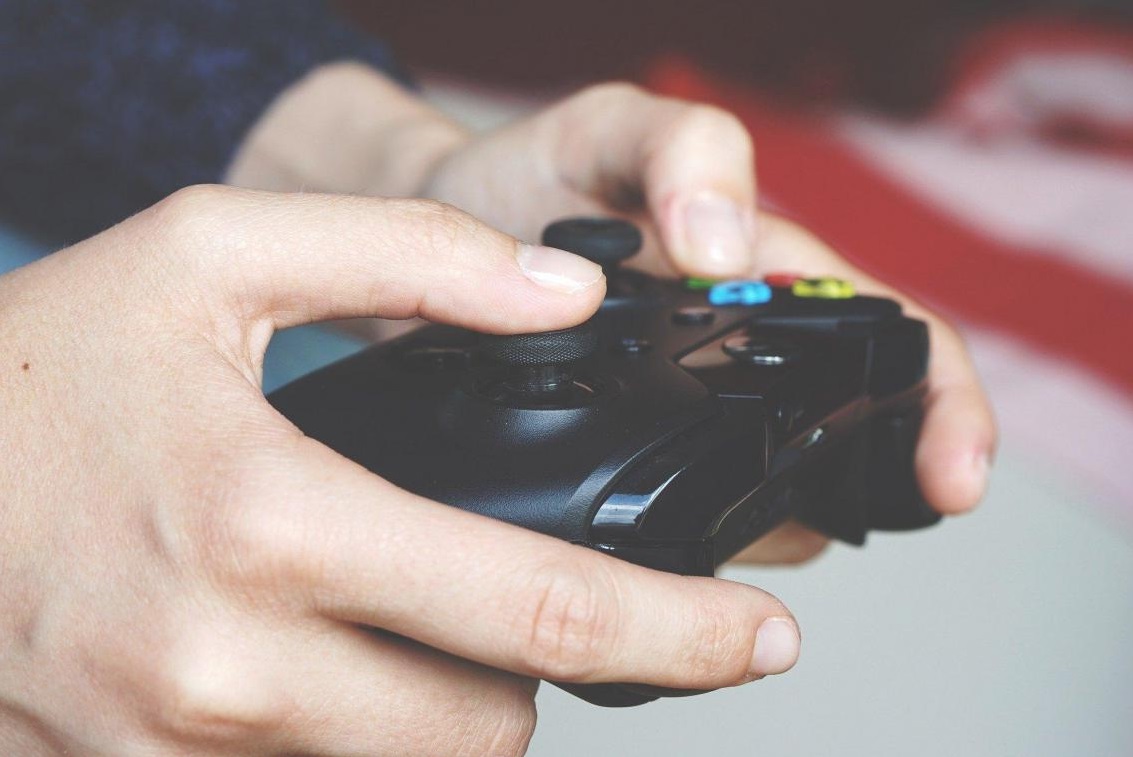 jeux en ligne : personnes jouant ensemble en ligne sur des appareils numériques