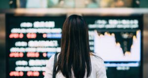 trading en ligne : jeunes utilisant une plateforme de trading sur ordinateur portable