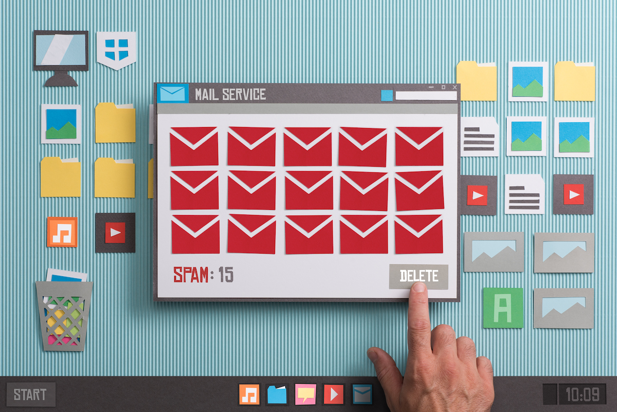 emailing : illustration d'une campagne d'email marketing avec ordinateur et enveloppes