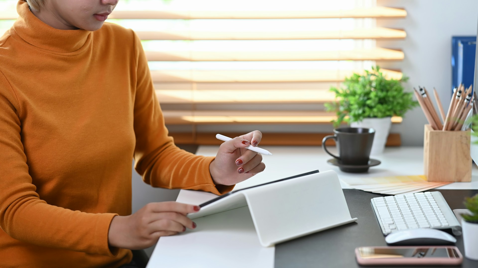 bureau debout : bureau debout moderne avec gestion des câbles intégrée